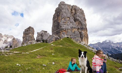 Eine Familie mit Hund macht Pause in den Dolomiten