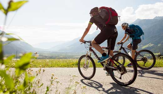 Zwei Radfahrer auf dem Radweg Pustertal in Südtirol.