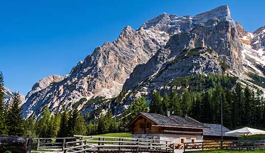 Einkehr auf der Grünwaldalm Urige Grünwaldalm im idyllischen Grünwaldtal nahe dem Pragser Wildsee