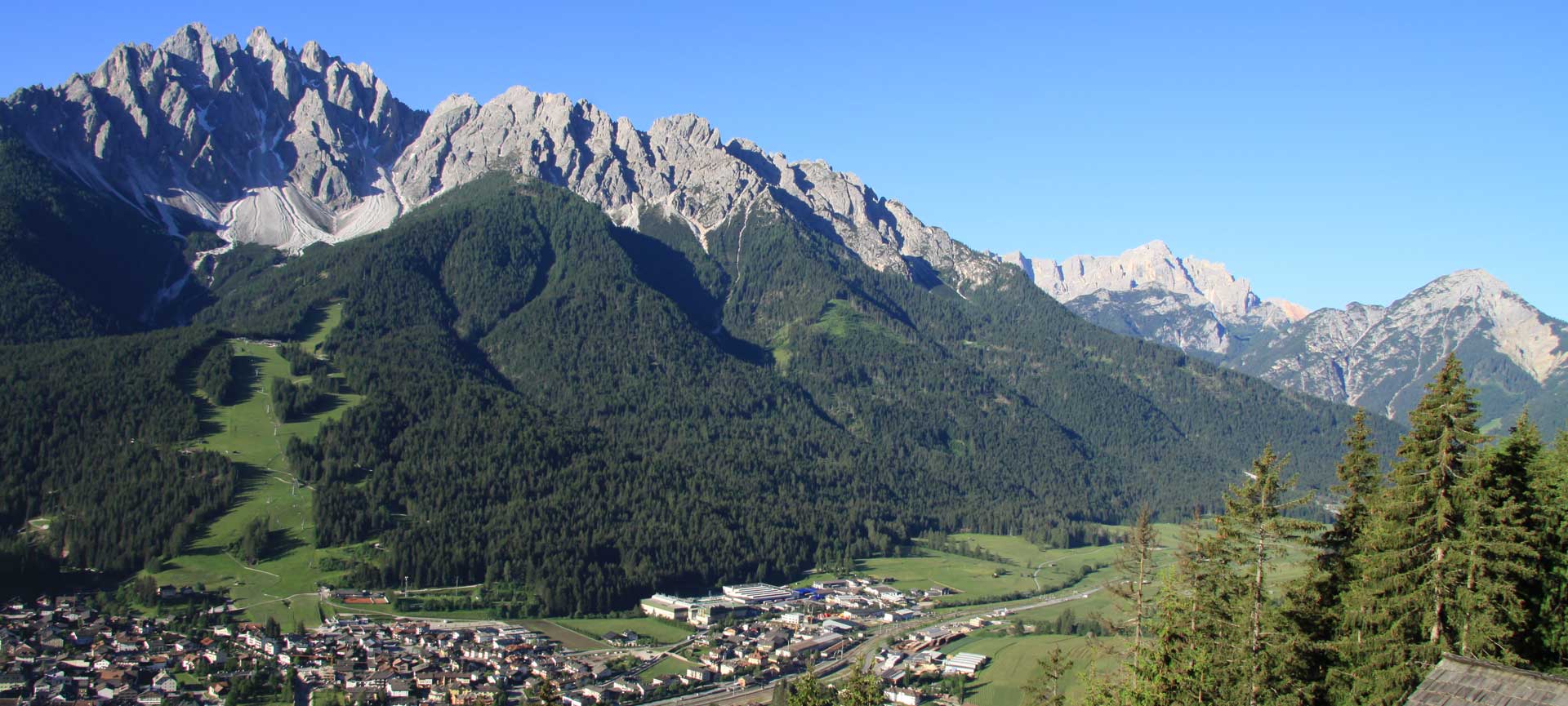 Panorama-Aussicht auf Innichen und Richtung Toblach Blick auf Innichen und Richtung Pragser Wildsee im Sommer
