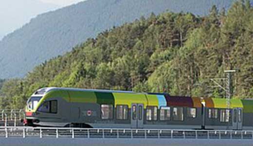 Nachaltige Mobilität mit dem Südtirol Guest Pass Moderne Pustertalbahn in der Südtiroler Berglandschaft für die Fahrt Richtung Niederdorf