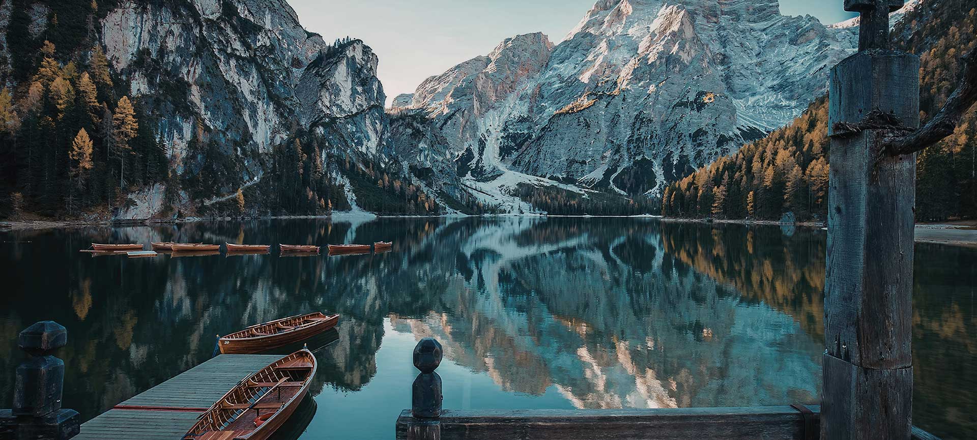 Herbstliche Morgenstimmung am Pragser Wildsee Stimmungsvoller Blick vom Bootshaus über den ruhigen Pragser Wildsee auf die goldene Herbstlandschaft