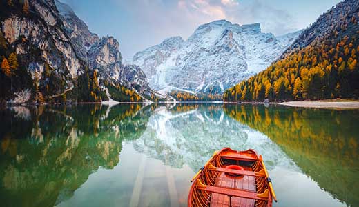 Pragser Wildsee mit Seekofel-Spiegelung2glinzhof-innichen-ebike-verleih.jpgTop-gepflegtes E-Bike aus dem hauseigenen Verleih des Glinzhofs in InnichenE-Bike Verleih am Glinzhof Innichen3pustertaler-radweg-ebike-tour-innichen.jpgE-Bike-Tour auf dem Pustertaler Radweg in Richtung PragsertalPanoramatour auf dem Pustertaler Radweg4stiftskirche-innichen-pustertal.jpgHistorische Stiftskirche im Ortskern von Innichen am Fuß des InnichbergsStiftskirche Innichen im Hochpustertal5toblacher-feld-wasserscheide-pustertal.jpgHochebene Toblacher Feld als europäische Wasserscheide im PustertalLandschaft am Toblacher Feld6kurpark-niederdorf-kneipp-becken.jpgErfrischende Kneipp-Anlage im Kurpark Niederdorf für E-BikerKneippen im Kurpark Niederdorf7schloss-welsberg-pustertal-burg.jpgHistorisches Schloss Welsberg auf dem Felsvorsprung am Eingang zum PragsertalMittelalterliches Schloss Welsberg8pragser-wildsee-seerundweg-westufer.jpgFlacher, gemütlicher Wanderweg am Westufer des Pragser WildseesSeerundweg am Pragser Wildsee9pragser-wildsee-felsensteig-ostufer.jpgIn den Fels geschlagener Steig mit Treppen am Ostufer des Pragser WildseesFelsensteig am Ostufer des Sees10pragser-wildsee-bootshaus-holzboote.jpgNostalgisches Holz-Bootshaus auf dem türkisfarbenen Pragser WildseeHistorisches Bootshaus am Pragser Wildsee11gruenwaldalm-pragser-wildsee-einkehr.jpgUrige Grünwaldalm im idyllischen Grünwaldtal nahe dem Pragser WildseeEinkehr auf der Grünwaldalm12pragser-wildsee-herbst-laerchenwald.jpgGoldene Lärchenwälder rund um den spiegelglatten Pragser Wildsee im HerbstHerbststimmung am Pragser Wildsee13glinzhof-infinity-pool-dolomitenblick.jpgBeheizter Infinity-Außenpool am Glinzhof mit Panorama auf die DolomitenInfinity-Pool am Glinzhof Innichen14glinzhof-bio-fruehstueck-suedtirol.jpgReichhaltiges Südtiroler Bauernhoffrühstück mit hofeigenen Produkten am GlinzhofBio-Frühstück am Glinzhof15glinzhof-natur-resort-innichen-panorama.jpgGlinzhof Mountain Natur Resort Agriturismo auf 1.500 Metern am InnichbergGlinzhof Mountain Natur Resort in Innichen Kristallklarer Pragser Wildsee mit der majestätischen Spiegelung des Seekofels