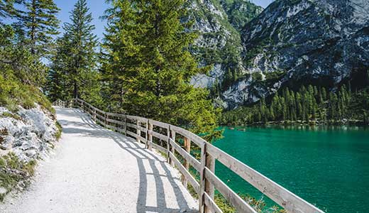 Seerundweg am Pragser Wildsee Flacher, gemütlicher Wanderweg am Westufer des Pragser Wildsees